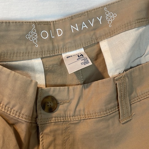 Old Navy khaki Capri - Picture 5 of 5
